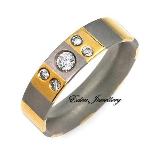 Мужское обручальное кольцо изготовлено из 14K/Ti позолоченный титан и кубический цирконий - Изображение 1 из 1