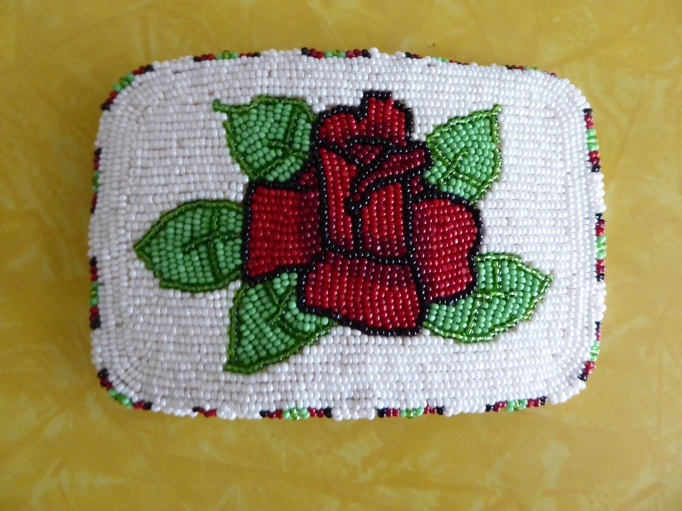 Fivela de cinto com miçangas rosas vermelho e branco contas de sementes étnicas tribais ocidentais 3" X 4" - Imagem 1 de 4