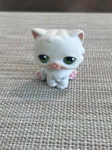 Littlest Pet Shop #15 LPS Authentic White Persian Cat Green Eyes Red Magnet - Picture 1 of 5