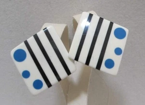 "Pendientes MOD De Colección Blanco Lucita Rayas Negras Azul Lunares Forma Diamante 1-5/8""" - Imagen 1 de 10