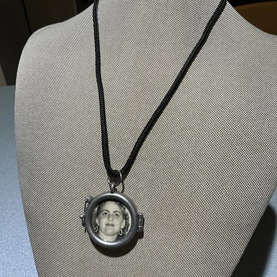 MEDALLÓN FOTOGRÁFICO ANTIGUO METAL CON CABLE FOTO MUJER Y HOMBRE 28" Foto 1 de 4