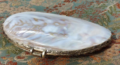 Cartera sin asas de colección concha marina madreperla tono dorado estuche rígido Foto 1 de 4