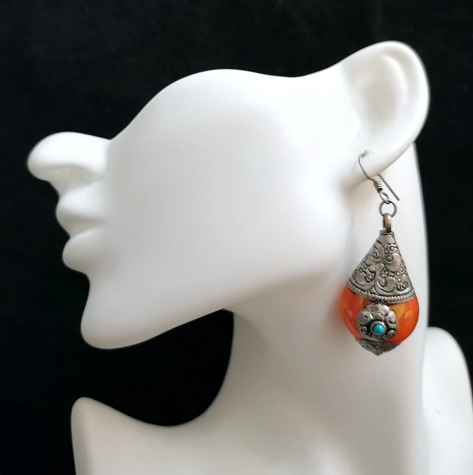 SPETTACOLARE PAIO DI ORECCHINI PENDENTI IN BAKELITE AMBRA E ARGENTO NEPAL. - Immagine 1 di 4