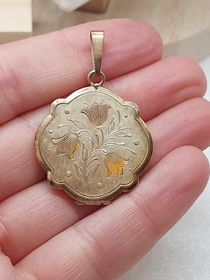 Ancien Pendentif Porte Photo Plaqué Or Rose Motif Fleurs Gravé  - Photo 1/4