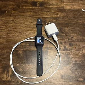 Apple Watch SE 2022 Model A2351 40MM Aluminum with Black Band - Zdjęcie 1 z 6