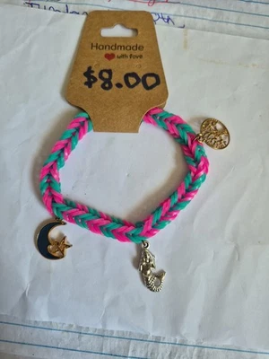 Pulsera con dije de telar arco iris multitema hecha a mano Foto 1 de 4