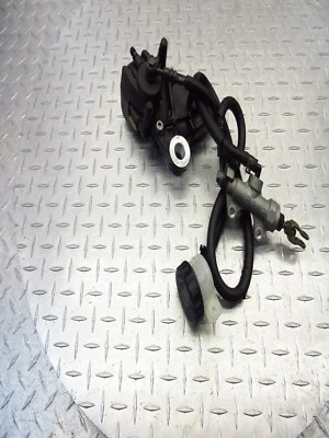 06-08 Kawasaki Ex650R Ninja 650R 2006 OEM pinza de freno trasera taza de cilindro maestro Foto 1 de 4