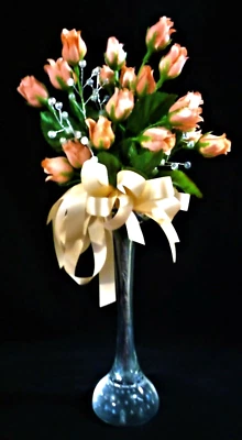 全新带标签 14 英寸丝绸花朵 Arrngmnt、桃色丝带和玫瑰花蕾、透明珠子、透明花瓶 — 第 1/4 张图片