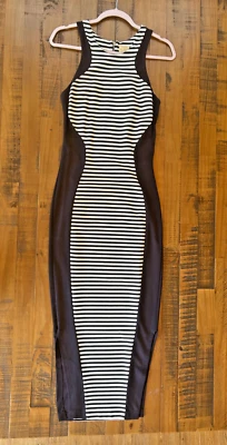 Vestido maxi rasgado por Ronny Kobo decote barco, listrado azul/branco, recortes - Imagem 1 de 4