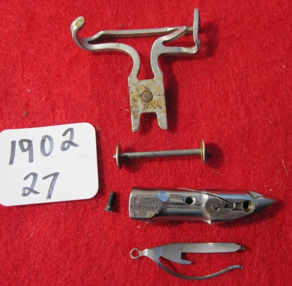 VINTAGE  SINGER TREADLE SEWING MACHINE SHUTTLE  8301 & 1 BOBBIN 1902 27 - Image 1 of 1