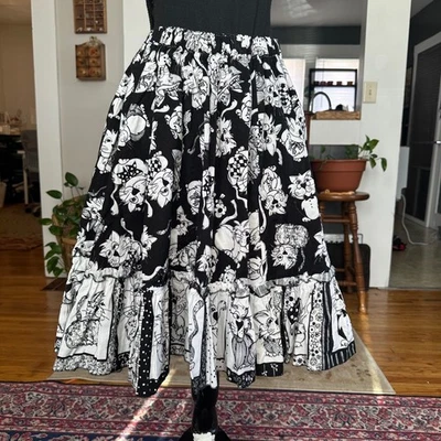Falda midi negra blanca con estampado de gato con volantes en capas cintura elástica funky caprichosa Foto 1 de 4