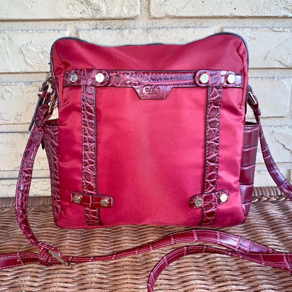 Bolso Bandolera Tutilo Nylon Cocodrilo Cuero Repujado Rosa Borgoña Cremallera Anthropologie Foto 1 de 4