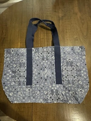 ¡NUEVO CON ETIQUETAS! Bolso de Mano Victoria’s Secret Rosa Fin de Semana Bolso Reversible Azul Paisley Foto 1 de 4