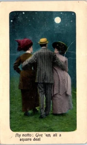 MI LEMA: Give Em All a Square Deal HOMBRE CON DOS MUJERES arriesgado c1911 - Postal - Imagen 1 de 2