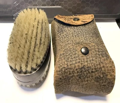 Antiguo kit de 2 cepillos Nippon Interlock Travel Shoe Shine 1918 y estuche de cuero Foto 1 de 4