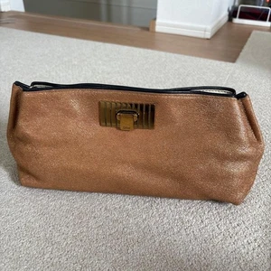 Bolso sin asas para mujer Chloé marrón beige de cuero con cierre giratorio con herrajes en tono dorado - Imagen 1 de 24