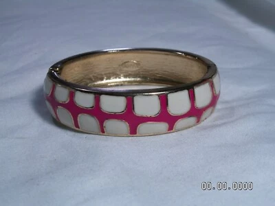 FORNASH... Pulseira de dobradiça de esmalte rosa e branco tom dourado... - Imagem 1 de 4