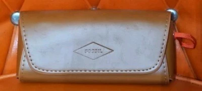 Estuche para gafas de sol/antefas de sol semi suaves de cuero sintético fósil con tela marrón  Foto 1 de 3