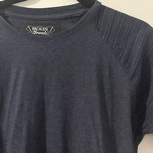 T-shirt uomo Broken Threads Premium Denim Goods grande misto cotone blu navy - Foto 1 di 6