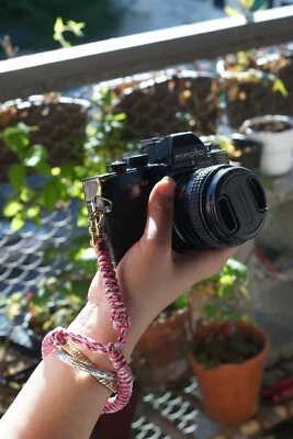 Ремешок на запястье ручной работы для камеры с латунным карабином/кольцом ручной работы - Изображение 1 из 4