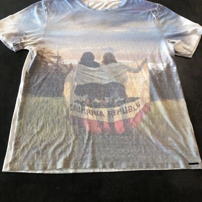 Camiseta On The Byas California Republic unissex colorida estampa gráfica completa M - Imagem 1 de 4