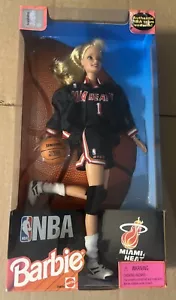 Nuovo 1998 Mattel NBA Barbie Miami Heat Basketball Team Player 20694 vecchio logo vintage - Foto 1 di 9