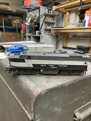 ROCO HO New York Central “Lightning Stripe” Baldwin RF-16A Sharknose diesel - Image 1 of 4