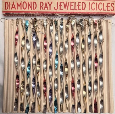 Adornos de árbol de Navidad de metal retorcido vintage con rayos de diamante JEWELED ICICLES Foto 1 de 4