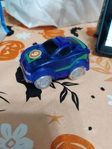 Coche de pista de carreras Ontel Fun Tracks brilla en la oscuridad con luces LED - Imagen 1 de 5