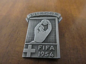 Mundial de fútbol 1954 alfiler prensa Suiza World Cup MEDIA vintage pin - Imagen 1 de 2