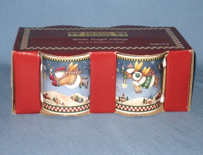 DEBBIE MUMM Sakura **Juego de cuatro (4)** tazas de gres Snow Angel Village ~ Nuevo en caja Foto 1 de 4