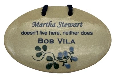 Placa de pared de cerámica Mountaine Meadows Pottery "Martha Stewart Doesn't Live Here" Foto 1 de 2