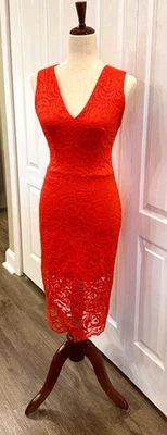 Bebe, Vestido de Encaje Elástico Rojo Tomate, Talla P/S, Midi, Sin Mangas, 21" Cremallera Trasera Foto 1 de 4