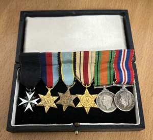 Vintage WWII War Medals in Box - Picture 1 of 4