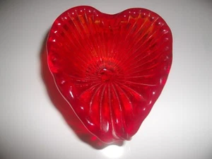 VINTAGE ROTES HERZFÖRMIGES GLAS ASCHENBECHER/SCHALE GERIPPT SCHÖNES 5" SCHWERES KUNSTGLAS - Bild 1 von 6