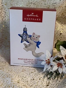 2023 Hallmark MISCHIEVOUS GATITOS 25 Aniversario Ornamento EDICIÓN LIMITADA - Imagen 1 de 3