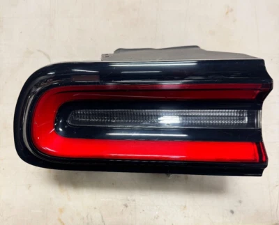 Luz trasera LED izquierda para conductor Dodge Challenger 2015-2023 OEM 68174069AC Foto 1 de 4