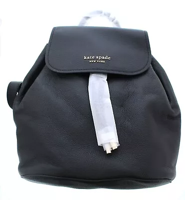 Mochila para mujer Kate Spade de cuero granulado con solapa mediana color negro Foto 1 de 4