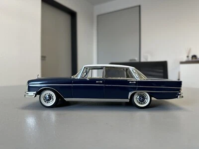Revell 08910 Mercedes Benz 300 SE Limousine in dunkelblau - Bild 1 von 4