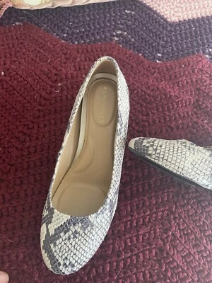 Bomba de aerosoles aspecto piel de serpiente. ¡Nunca usado, demasiado apretado en los dedos de los pies! Talla 8W Foto 1 de 4