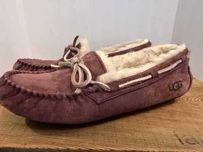 UGG Dakota Mujer 7 Zapatillas LILA PÚRPURA Oveja EXCELENTE ESTADO Gamuza Mocasín Foto 1 de 4