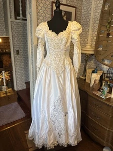 Vintage Zip Up Wedding Dress With Sequins And Lace And Pearl Like Decorations - Picture 1 of 13