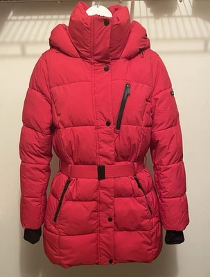 Chaqueta acolchada BCBGeneration resistente al agua con capucha y cinturón pequeña Foto 1 de 4
