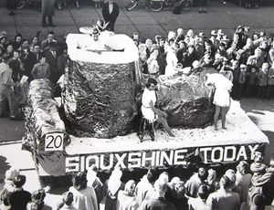 Delta Gamma Sorority University North Dakota Parade Float Photo circa 1950s - Picture 1 of 5