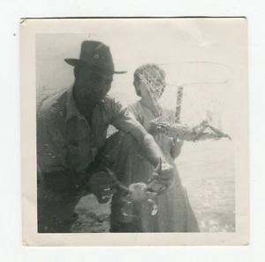 Foto uomo e donna cattura granchi trovati vernacolare bianco e nero circa anni '50 - Foto 1 di 2