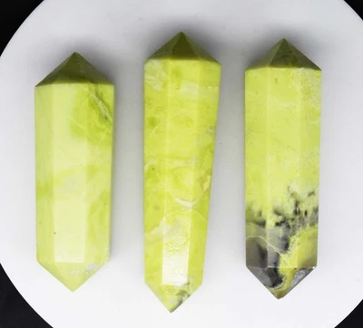 Lote de piedras preciosas sueltas certificadas de cristal curativo serpentina verde natural de 1280,30 quilates Foto 1 de 4