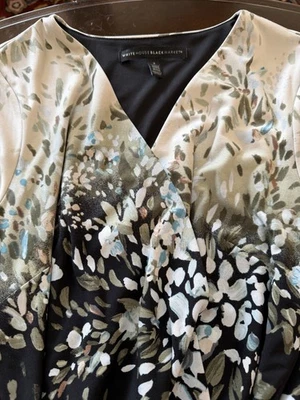 Vestido envolvente floral manga larga White House Black Market negro y marfil talla 2 Foto 1 de 4