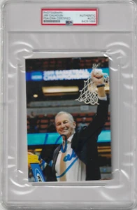 Foto autografiada de Jim Calhoun de la corte certificada PSA/DNA - Imagen 1 de 2