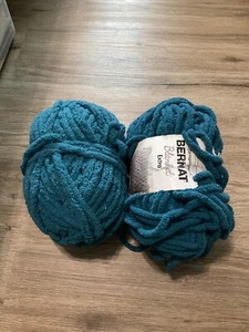 Yarnspirations Bernat Decke Extra Garn. Farbe: Samt. Konvolut 2 - Bild 1 von 1