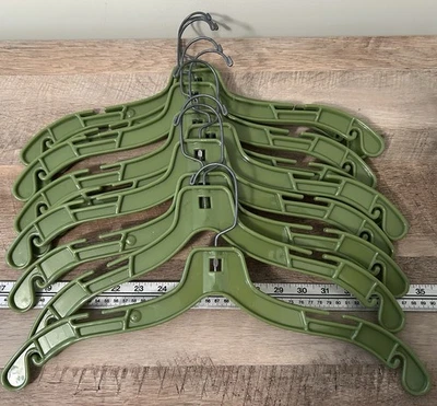 Lote retro de 9 perchas vintage aguacate de plástico y metal para almacenamiento de ropa Foto 1 de 4